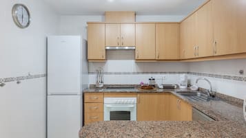 Frigorífico, microondas, horno y placa de cocina