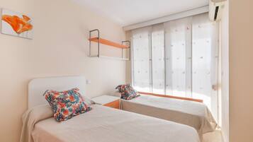 2 bedrooms, iron/ironing board, free WiFi, bed sheets