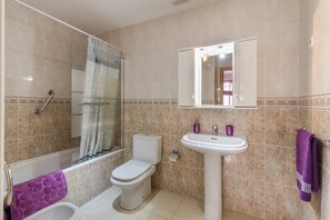 Tina, secadora de cabello, toallas 