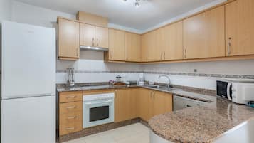 Een koelkast, een microgolfoven, een oven, een kookplaat