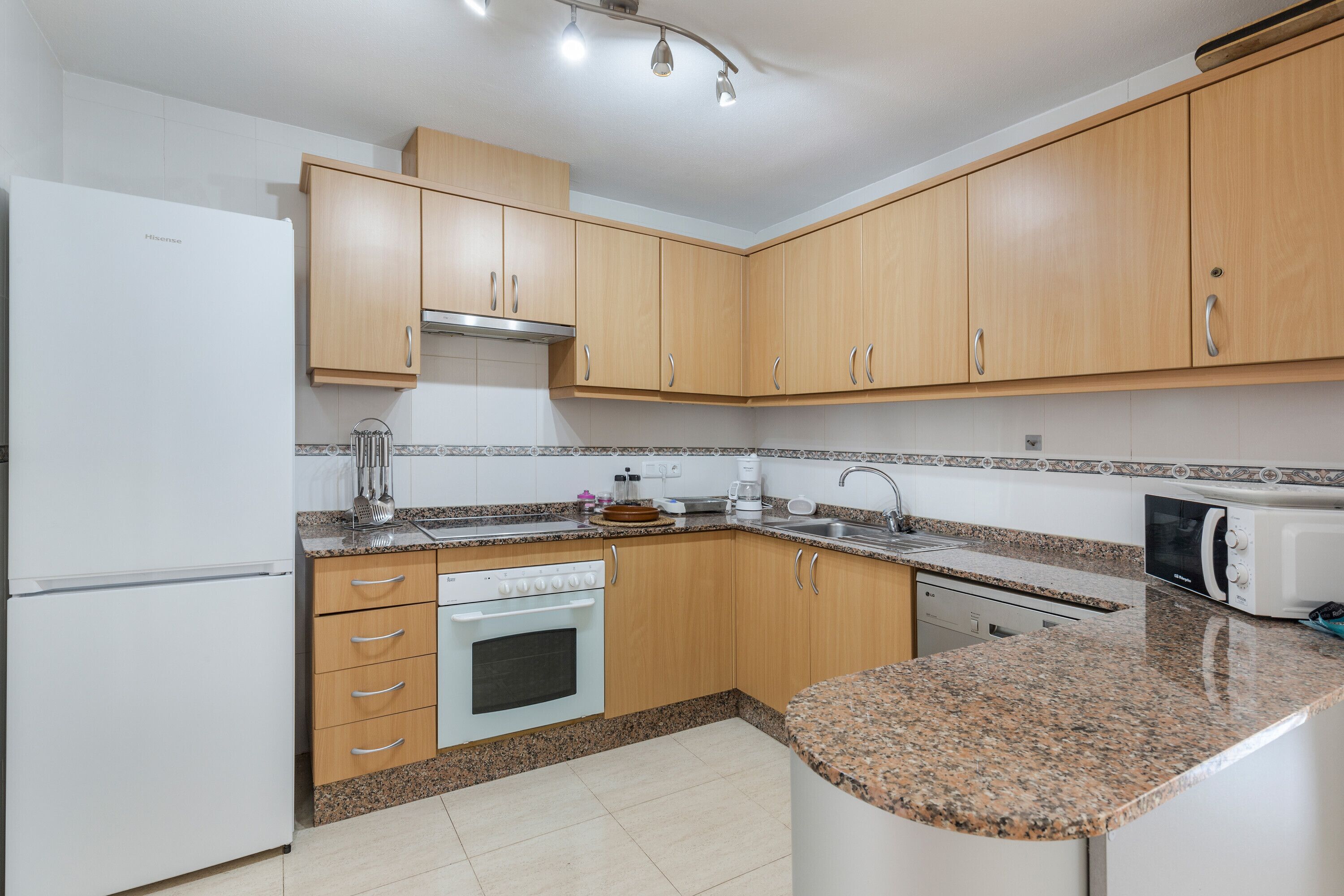 Frigorífico, microondas, horno y placa de cocina