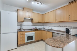 ثلاجة، ميكروويف، فرن، موقد طهي مسطح