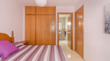 2 slaapkamers, een strijkplank/strijkijzer, gratis wifi, beddengoed