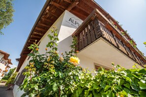 Exterior detail - Apartment 'Residence Alpina Family Nr 4' with Private Terrace and Wi-Fi (Tesimo)