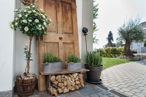 Exterior detail - Apartment 'Residence Alpina Mono Nr 5' with Mountain View, Shared Pool and Wi-Fi (Tesimo)