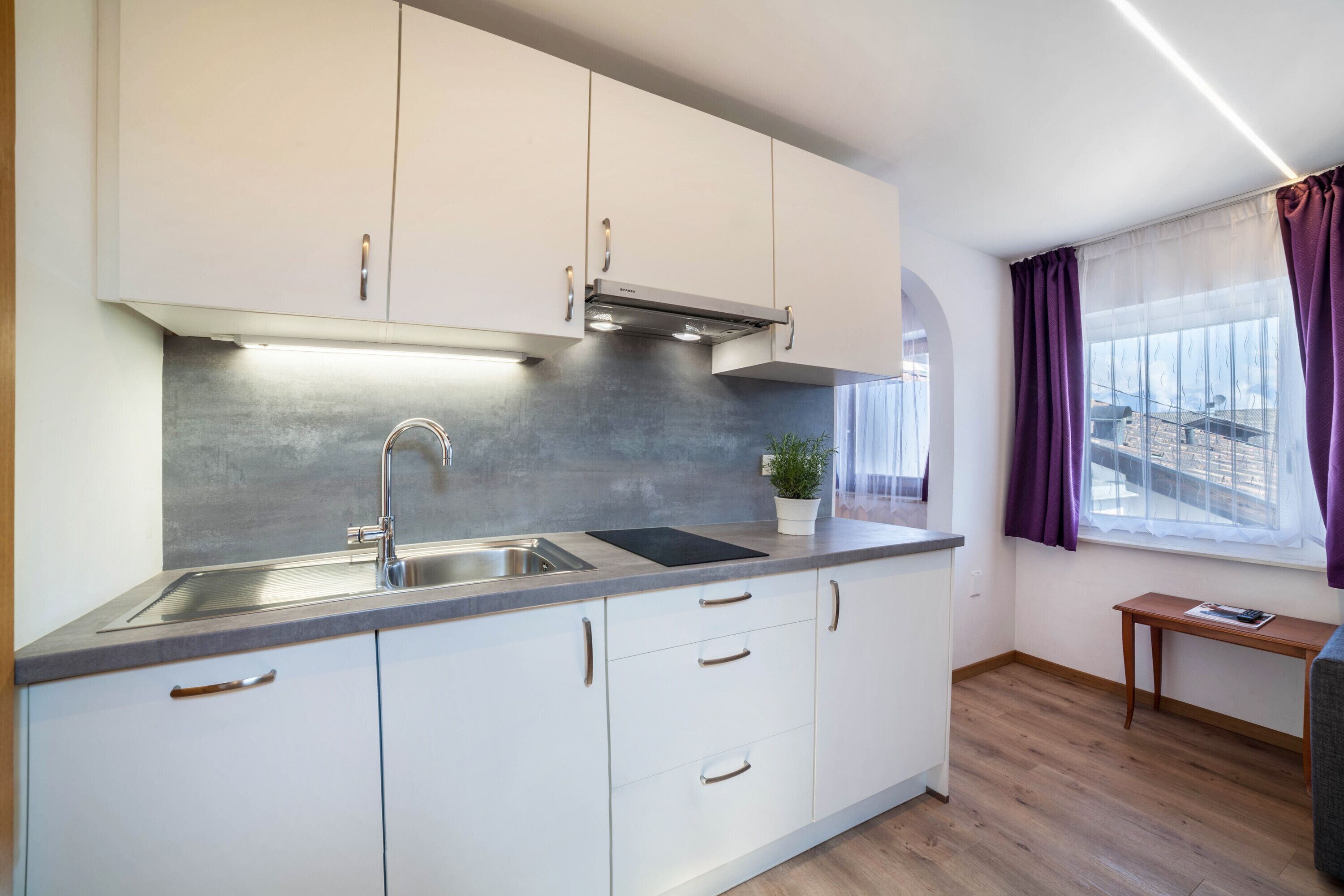 Réfrigérateur, plaque de cuisson, lave-vaisselle, cafetière/bouilloire