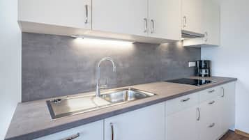 Frigorifero, piano cottura, lavastoviglie, macchina per tè/caffè