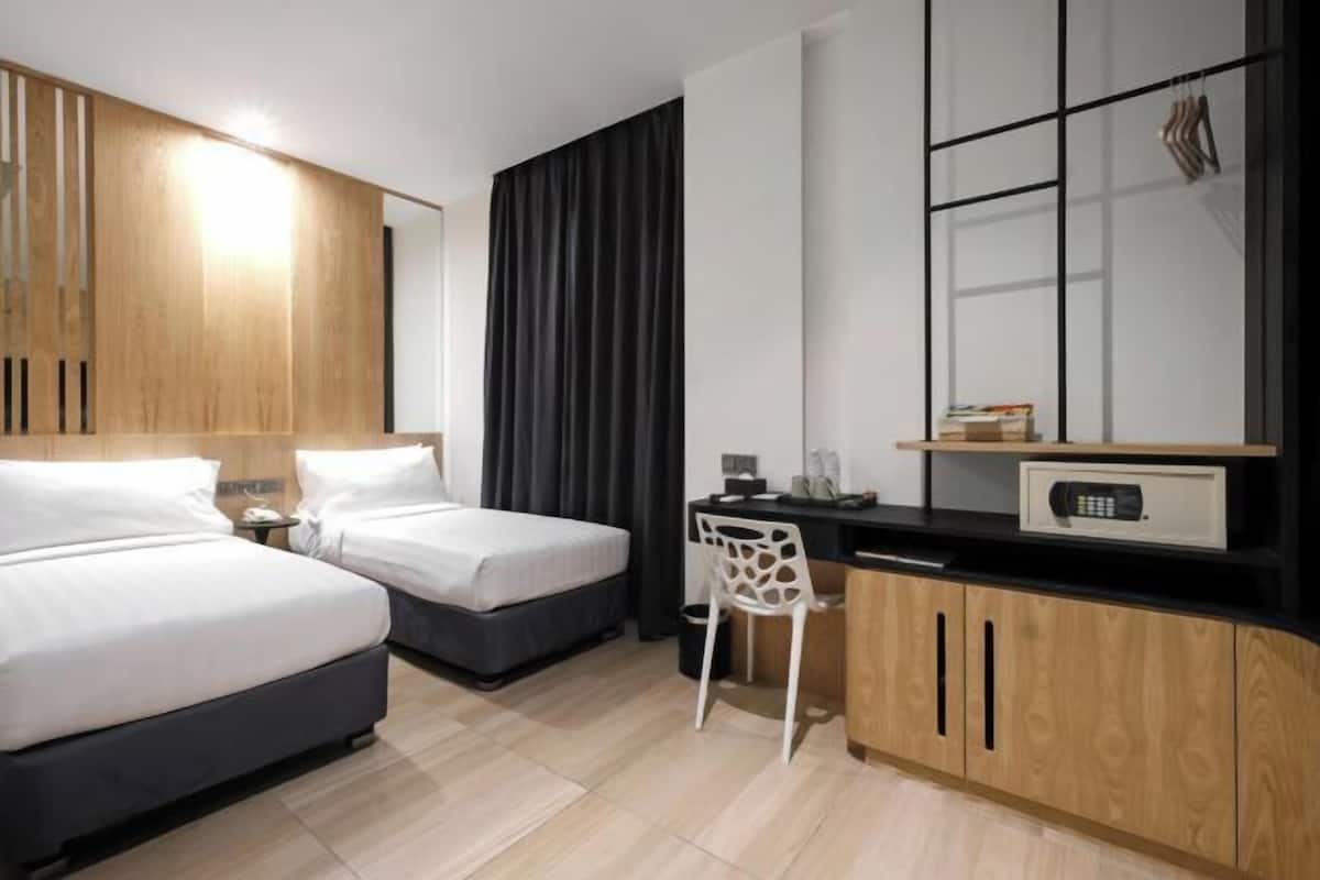 1 habitación, caja de seguridad en la habitación y escritorio