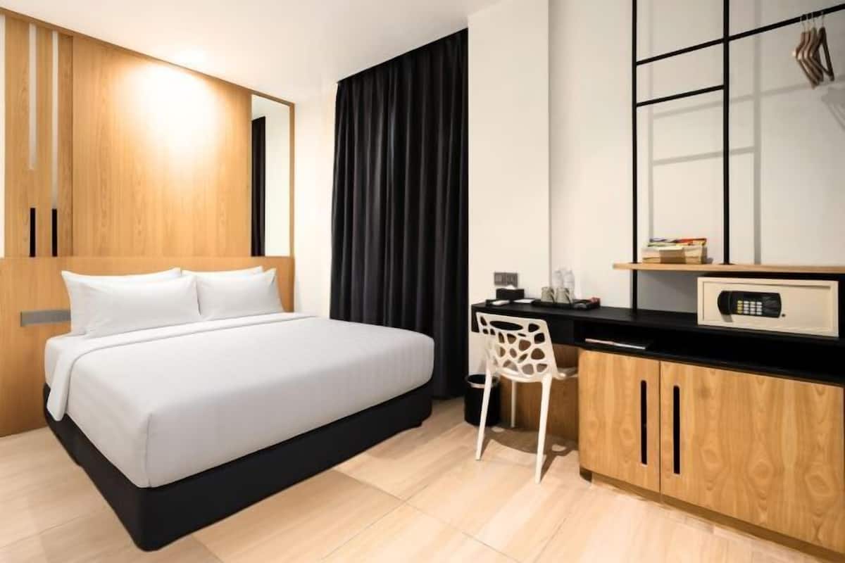 1 habitación, caja de seguridad en la habitación y escritorio