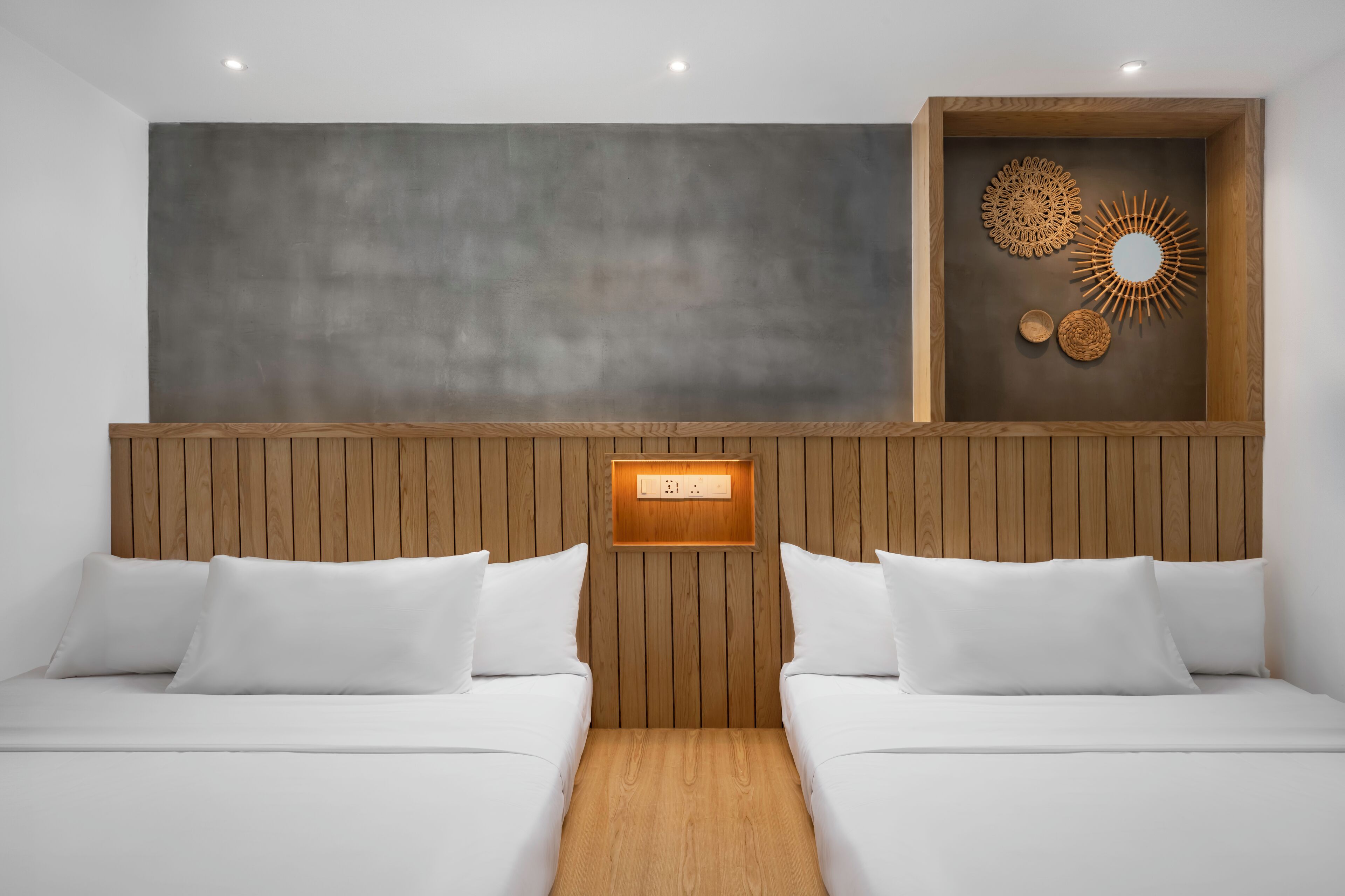 ファミリー ルーム クイーンベッド 2 台 | セーフティボックス (室内)、デスク、ノートパソコン用作業スペース、遮光カーテン