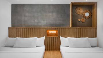 Familienzimmer, 2 Queen-Betten | Zimmersafe, Schreibtisch, laptopgeeigneter Arbeitsplatz