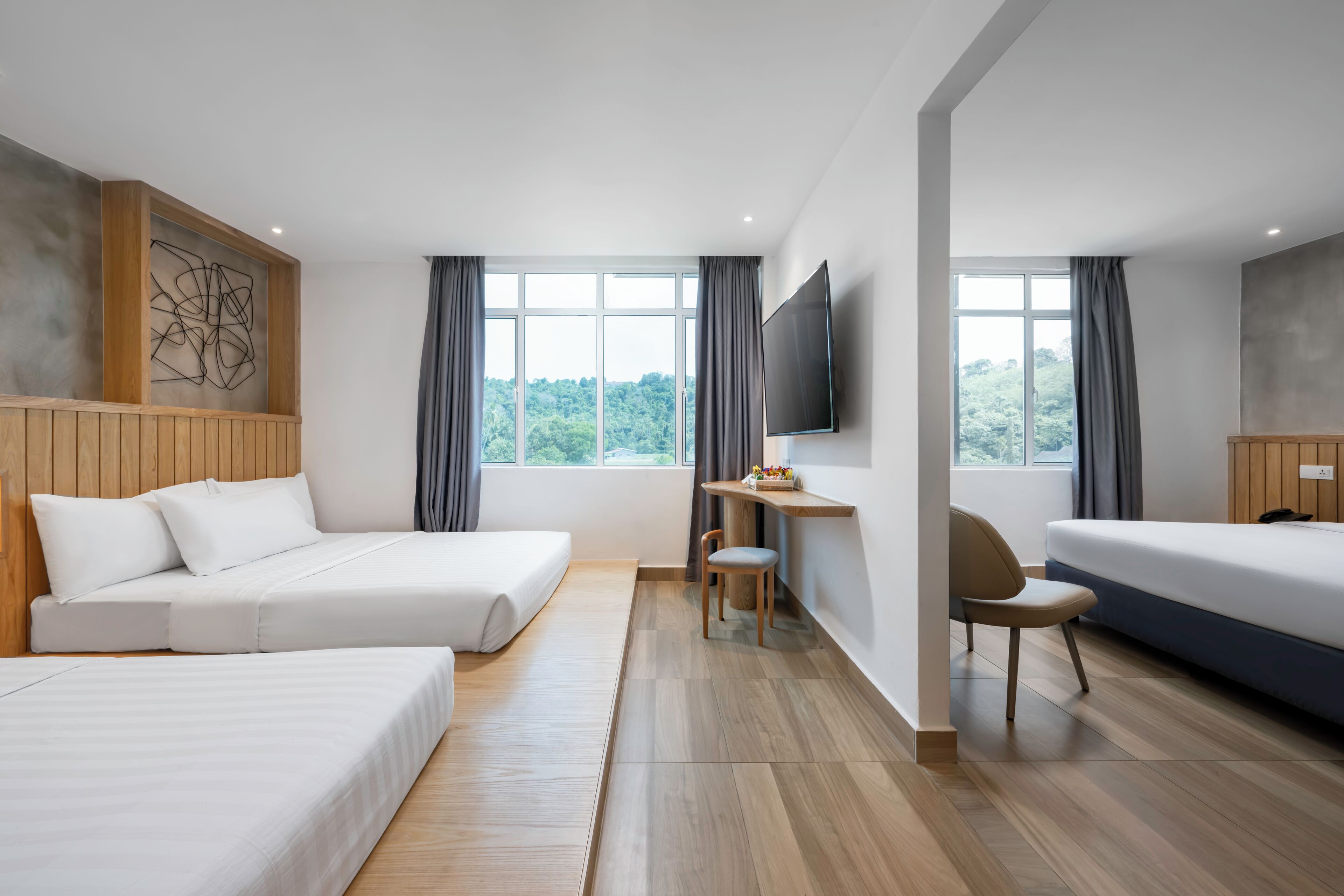 ห้องแฟมิลี่ (Deluxe Family Room) | ตู้นิรภัยในห้องพัก, โต๊ะทำงาน, พื้นที่ทำงานแบบใช้แล็ปท็อป, ผ้าม่านกันแสง