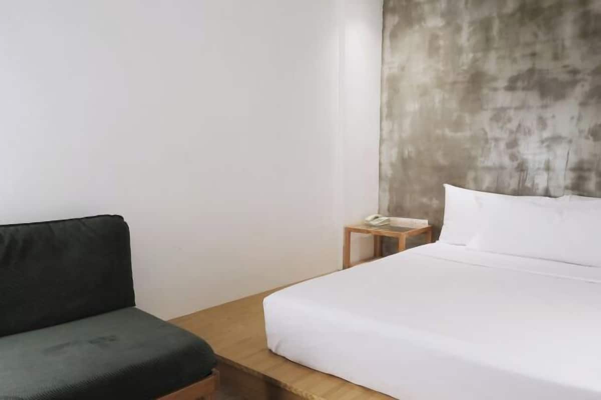1 habitación, caja de seguridad en la habitación y escritorio
