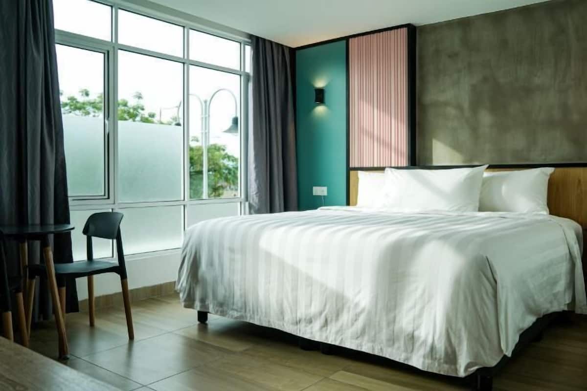 1 habitación, caja de seguridad en la habitación y escritorio