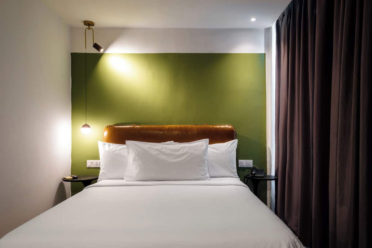 Standaard kamer, 1 queensize bed | Een kluis op de kamer, een bureau, een laptopwerkplek