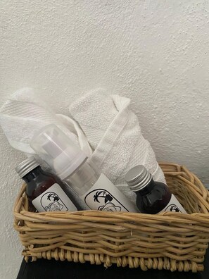 Shower, towels, soap, shampoo - Casa Baloo (El Cuyo)