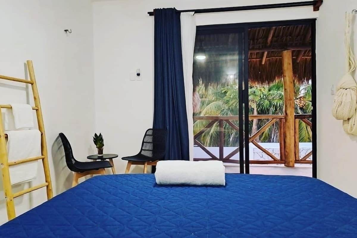 Quarto básico | Roupas de cama antialérgicas, edredons de pluma, Wi-Fi de cortesia