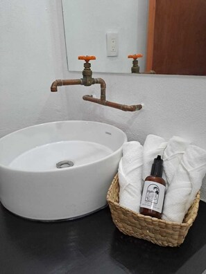 Shower, towels, soap, shampoo - Casa Baloo (El Cuyo)