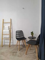 Quarto básico | Roupas de cama antialérgicas, edredons de pluma, Wi-Fi de cortesia