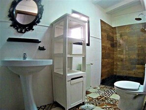 Douche, sèche-cheveux, serviettes fournies