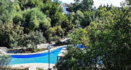 'Paraíso Escondido 1' with Mountain View, Pool, Wi-Fi & Garden