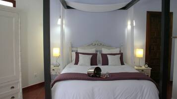 Tabla de planchar con plancha, wifi gratis, ropa de cama