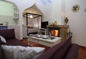 Een televisie en een open haard