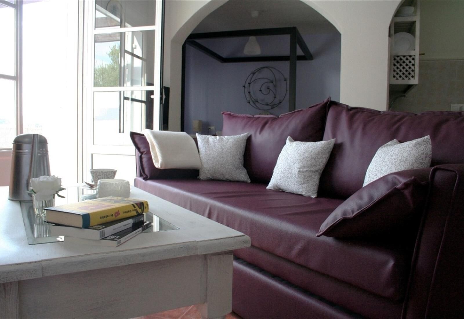 Een televisie en een open haard