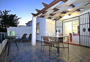 Outdoor dining - 'Studio Romantic Paradise 2' with Mountain View, Pool, Wi-Fi & Garden (Ronda)