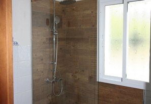 Een douche, een haardroger, handdoeken