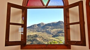 Una finestra amb vista a un paisatge de muntanyes.