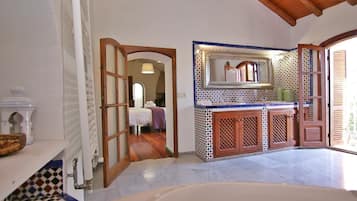 5 soverom, strykejern/-brett, wi-fi (inkludert) og sengetøy