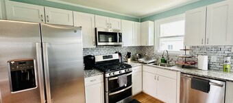 Friends & Family Getaway. Comfy, Spacious & bright (pool table/backyard)