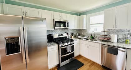 Friends & Family Getaway. Comfy, Spacious & bright (pool table/backyard)
