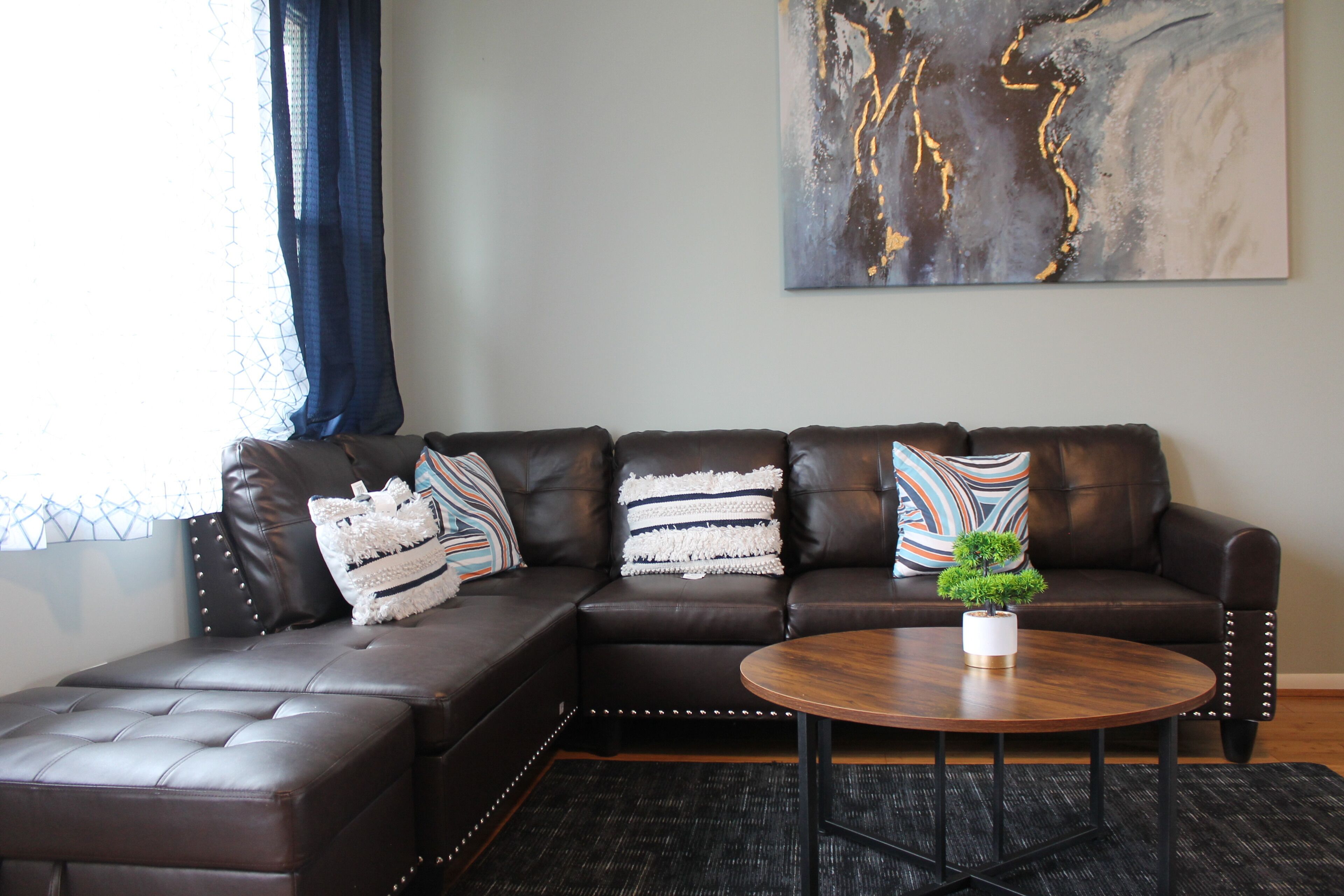 Friends & Family Getaway. Comfy, Spacious & bright (pool table/backyard)