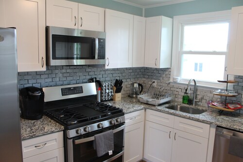 Friends & Family Getaway. Comfy, Spacious & bright (pool table/backyard)