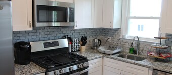 Friends & Family Getaway. Comfy, Spacious & bright (pool table/backyard)