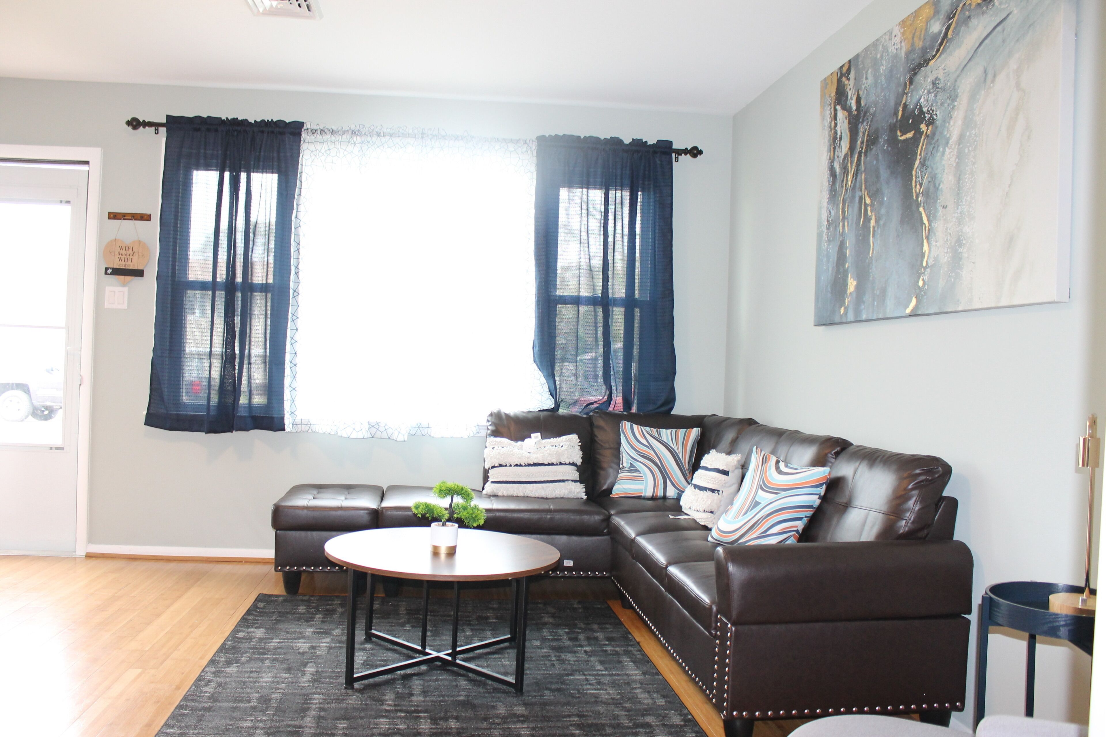 Friends & Family Getaway. Comfy, Spacious & bright (pool table/backyard)