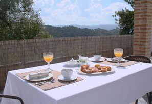 Outdoor dining - 'Studio Romantic Paradise 3' with Mountain View, Pool, Wi-Fi & Garden (Ronda)