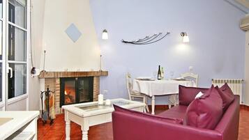 Een televisie en een open haard