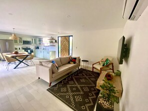 Een smart-tv en een computerscherm