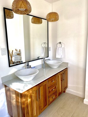 Een douche, handdoeken, zeep, shampoo