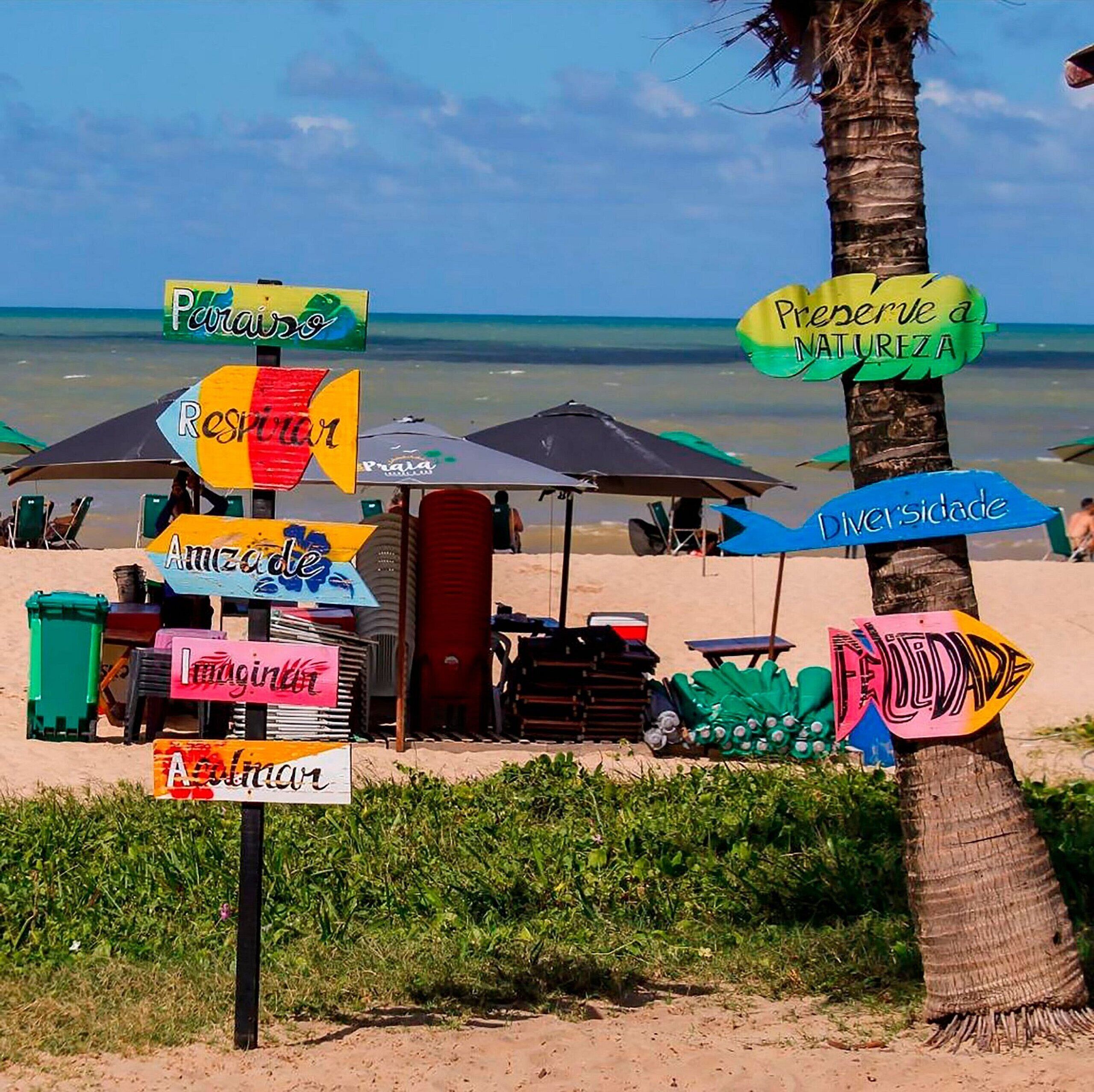 Una playa cerca, arena blanca, 4 bares en la playa