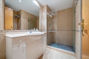 Shower, towels