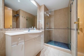 Douche, serviettes fournies