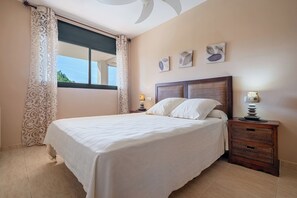 2 slaapkamers, een strijkplank/strijkijzer, gratis wifi, beddengoed