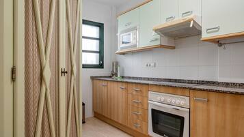 Een koelkast, een microgolfoven, een oven, een kookplaat