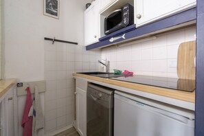 KylskÄp, mikrovÄgsugn, ugn och spishÀll