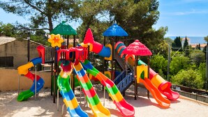 A playground with multiple slides and climbing structures. - Mobil-Home Baia with Sea View and Private Terrace (Saint-Raphaël)