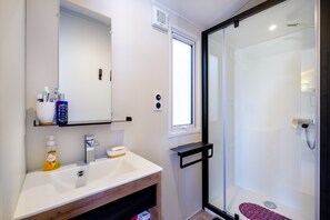 Douche, séchoir à cheveux, serviettes fournies